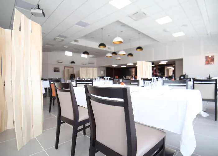 De La Poste La Cavalerie